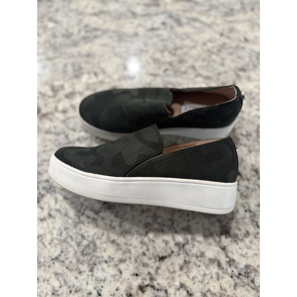 Steve Madden Women's 7.5 Zayna Army Green Camouflage Slip-on Shoes ZYNA01S1